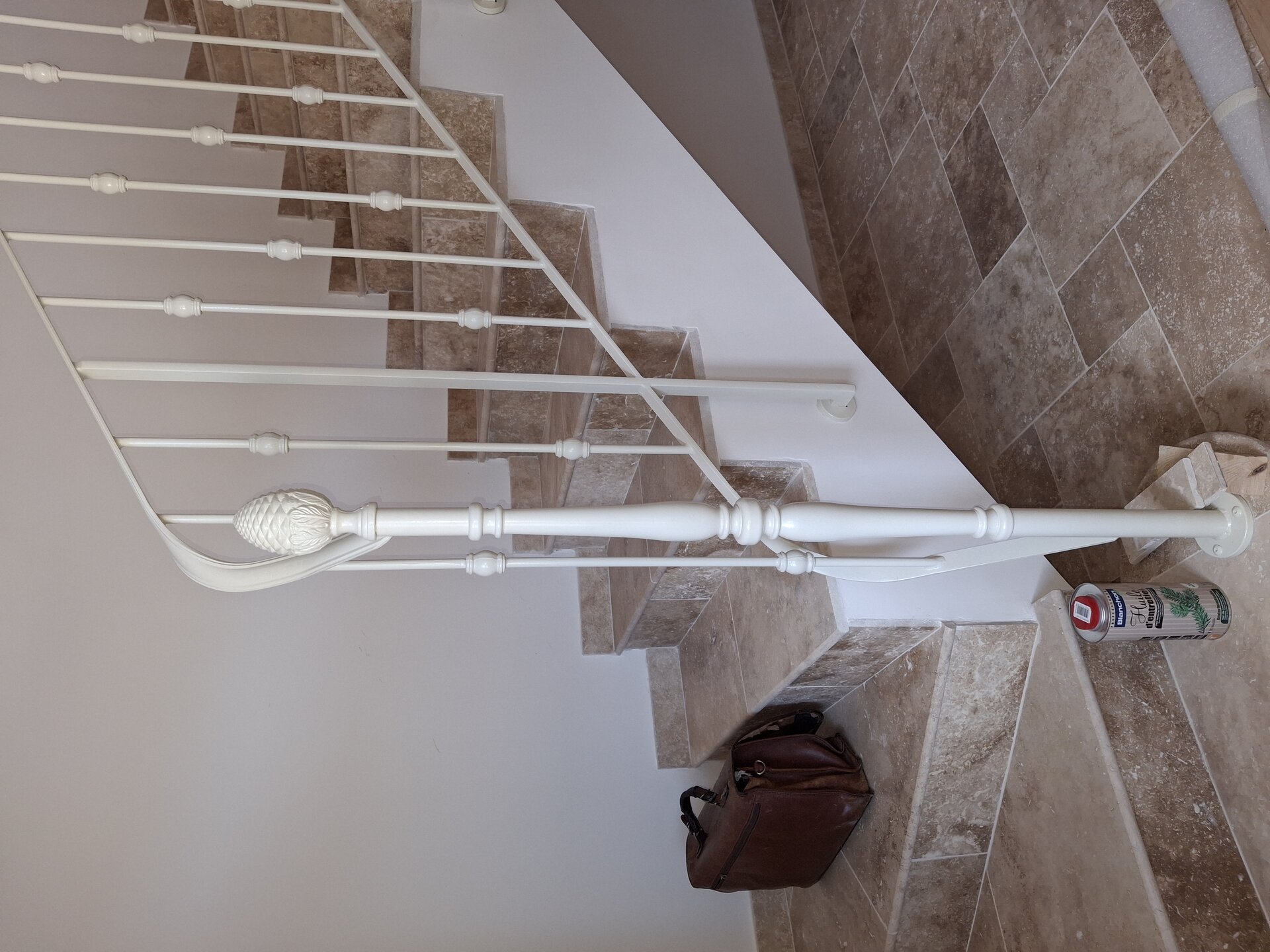 Escalier moderne avec garde-corps en acier intégré, alliant sécurité et esthétique contemporaine