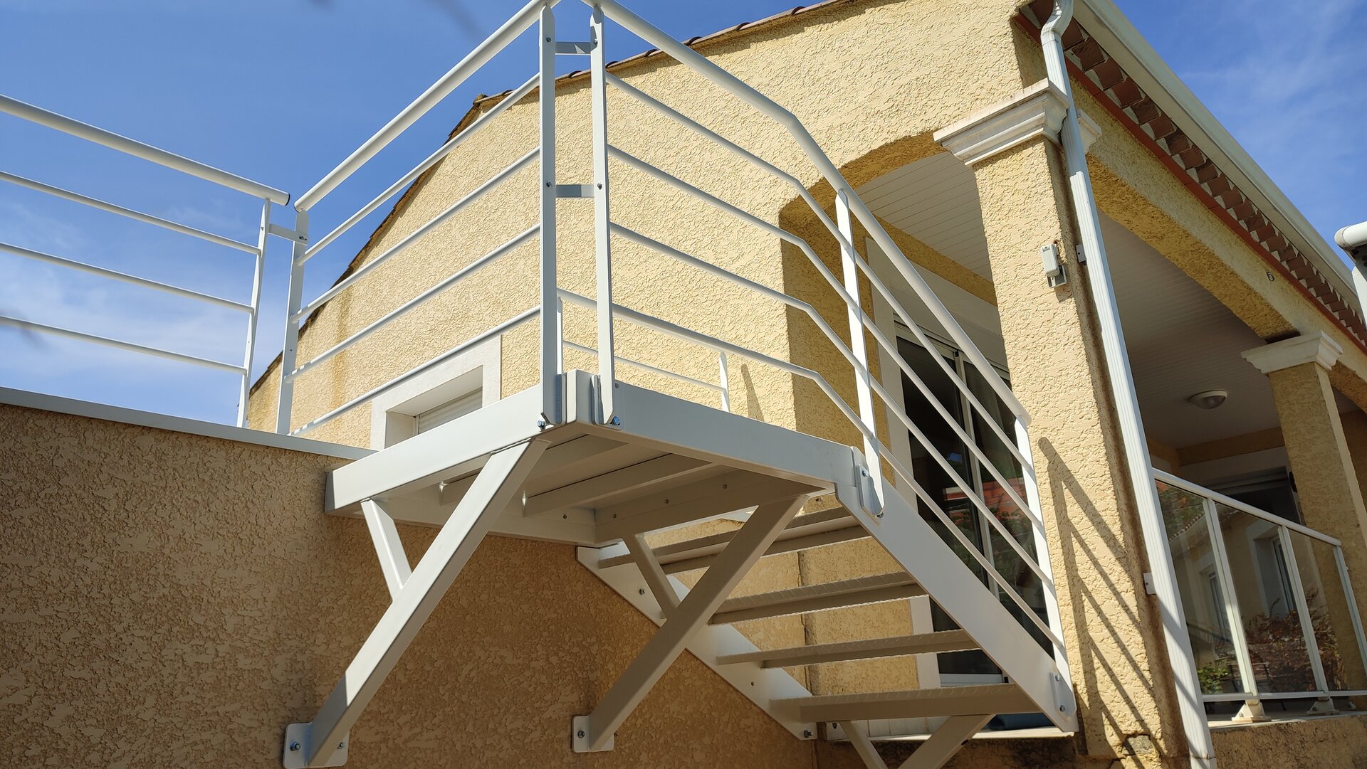 Escalier résidentiel alliant métal et bois pour un intérieur chaleureux