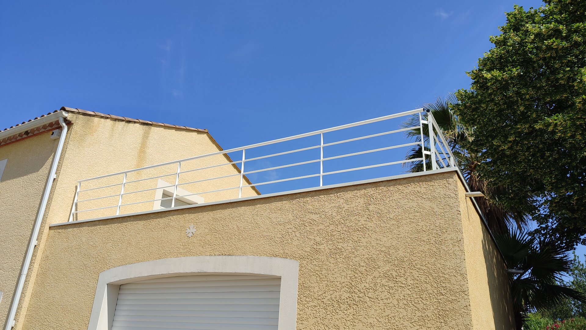 Balustrade balcon avec barreaudage vertical, conforme aux normes NF