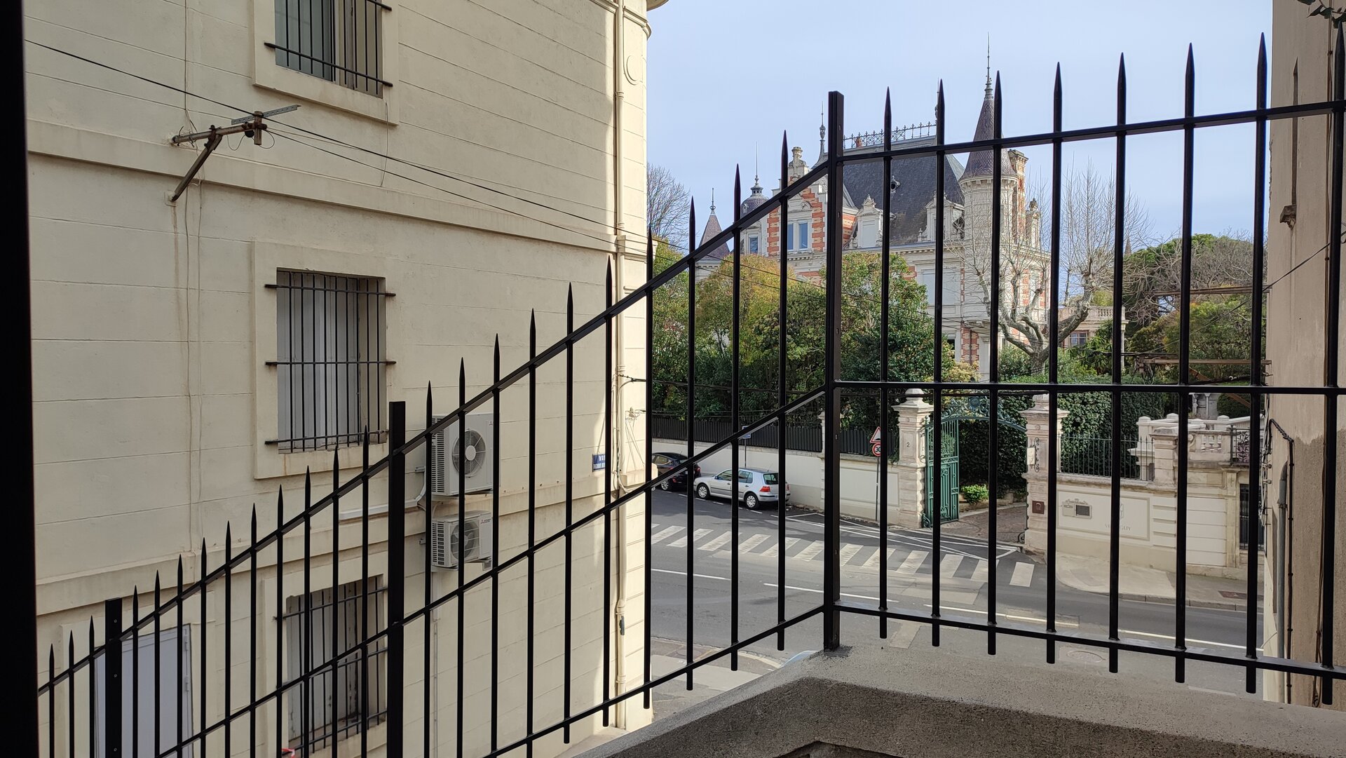 Grille de défense moderne pour fenêtre, alliant sécurité et esthétique
