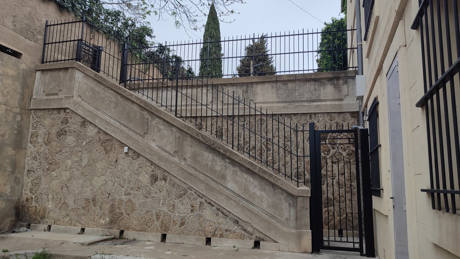 Grille décorative avec motifs ajourés pour protection élégante