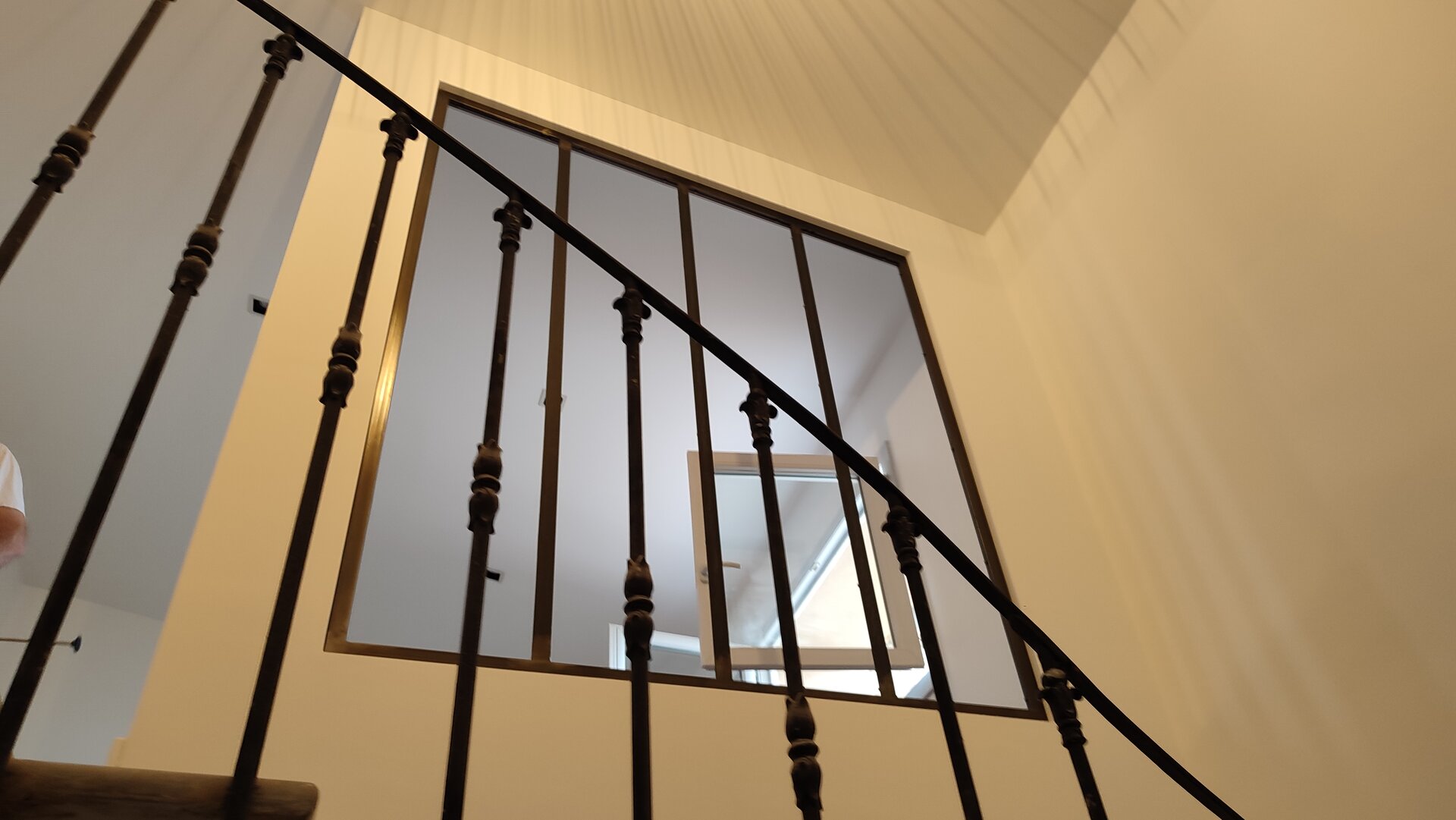 Porte vitrée style industriel avec structure acier fine maximisant la luminosité