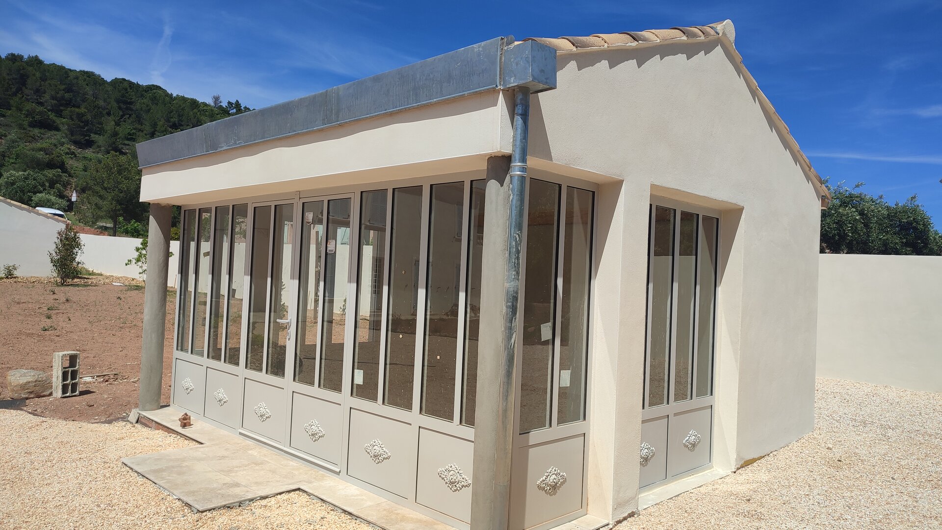 Cloison vitrée pour espace bureau professionnel, isolation phonique optimale