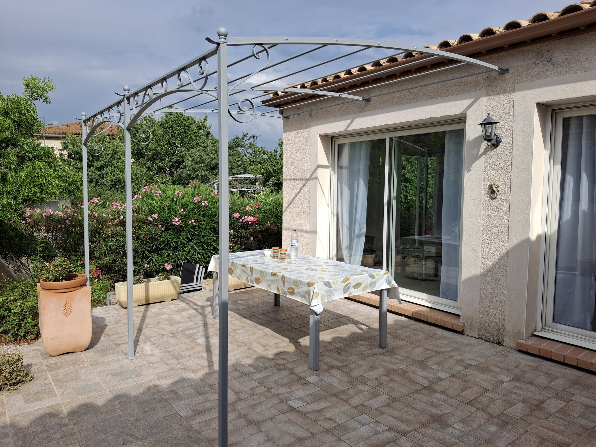 Pergola bioclimatique avec lames orientables en aluminium, protection solaire modulable