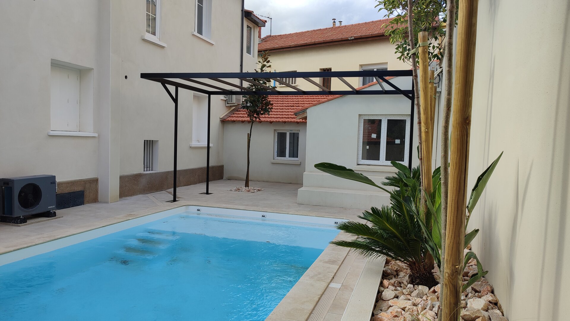 Jardin d'hiver avec structure métallique et vitrage, espace de vie supplémentaire toute l'année