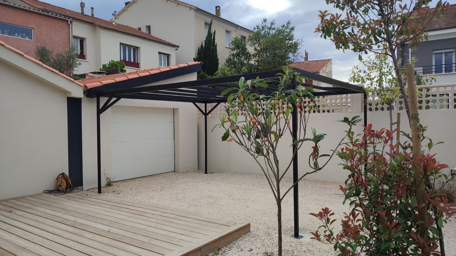 Pergola adossée en acier thermolaqué avec toiture fixe, extension terrasse couverte